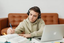 How to Find Comfortable Headphones for Long Listening Sessions?